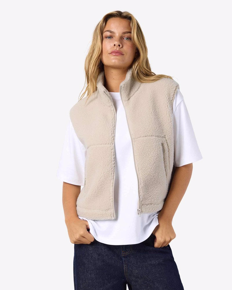 NMMASEY SHORT TEDDY VEST