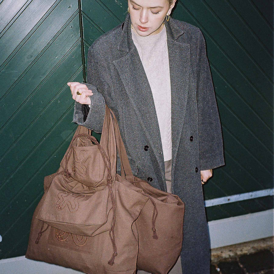 BROWN // SIGNATURE SHOPPER